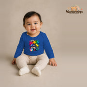 Babybody für Mädchen in Blau mit Motiv „Mini Maler“, getragen von einem Kind – Wunderknirps.