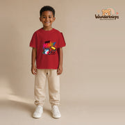 T-Shirt für Jungen in Rot mit Motiv „Mini Maler“, getragen von einem Kind – Wunderknirps.