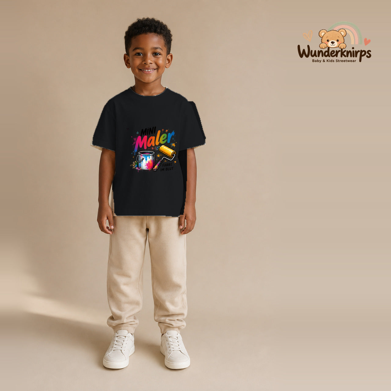 T-Shirt für Jungen in Schwarz mit Motiv „Mini Maler“, getragen von einem Kind – Wunderknirps.