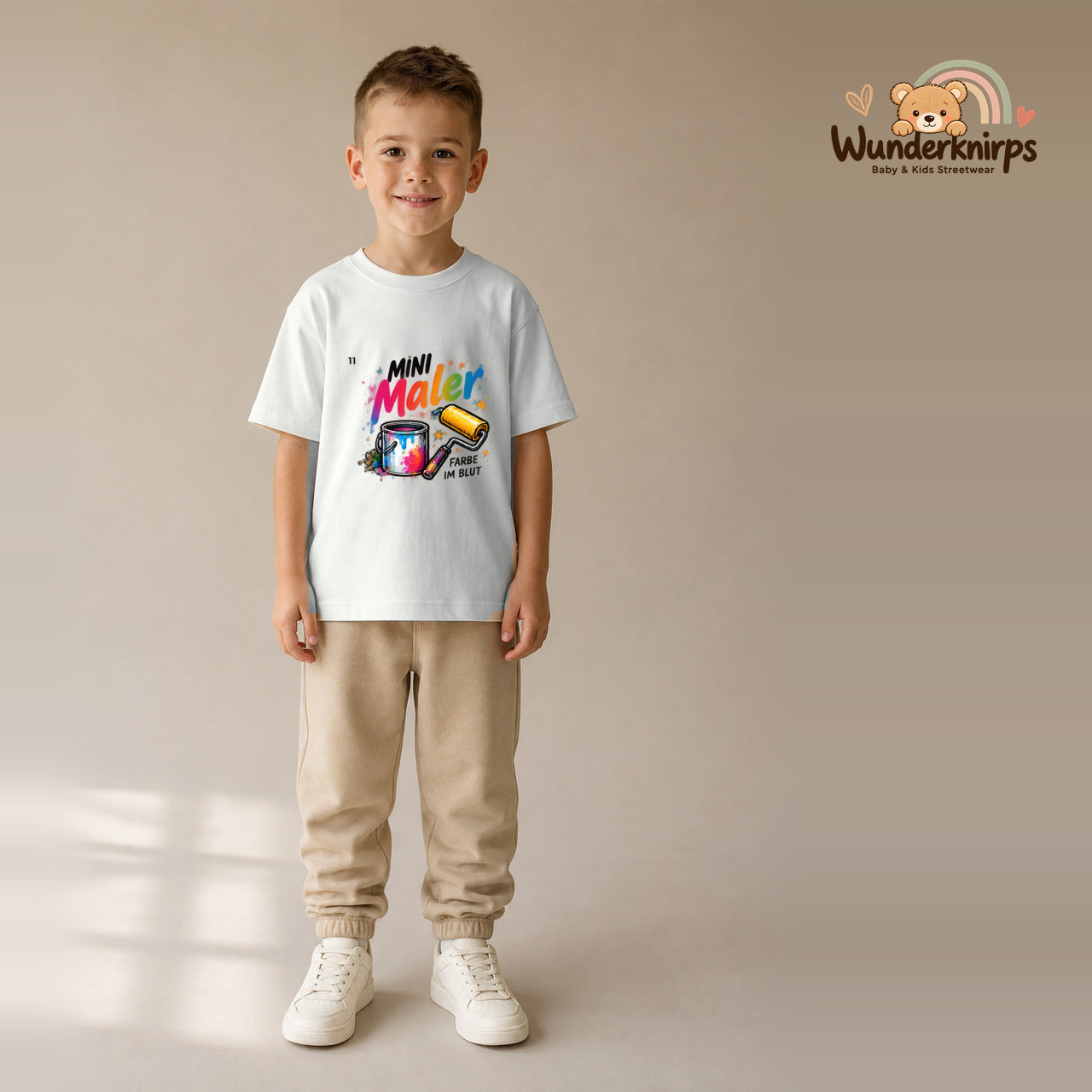 T-Shirt für Jungen in Weiß mit Motiv „Mini Maler“, getragen von einem Kind – Wunderknirps.