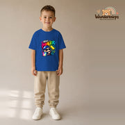 T-Shirt für Jungen in Blau mit Motiv „Mini Maler“, getragen von einem Kind – Wunderknirps.