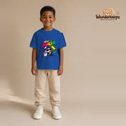 T-Shirt für Jungen in Blau mit Motiv „Mini Maler“, getragen von einem Kind – Wunderknirps.