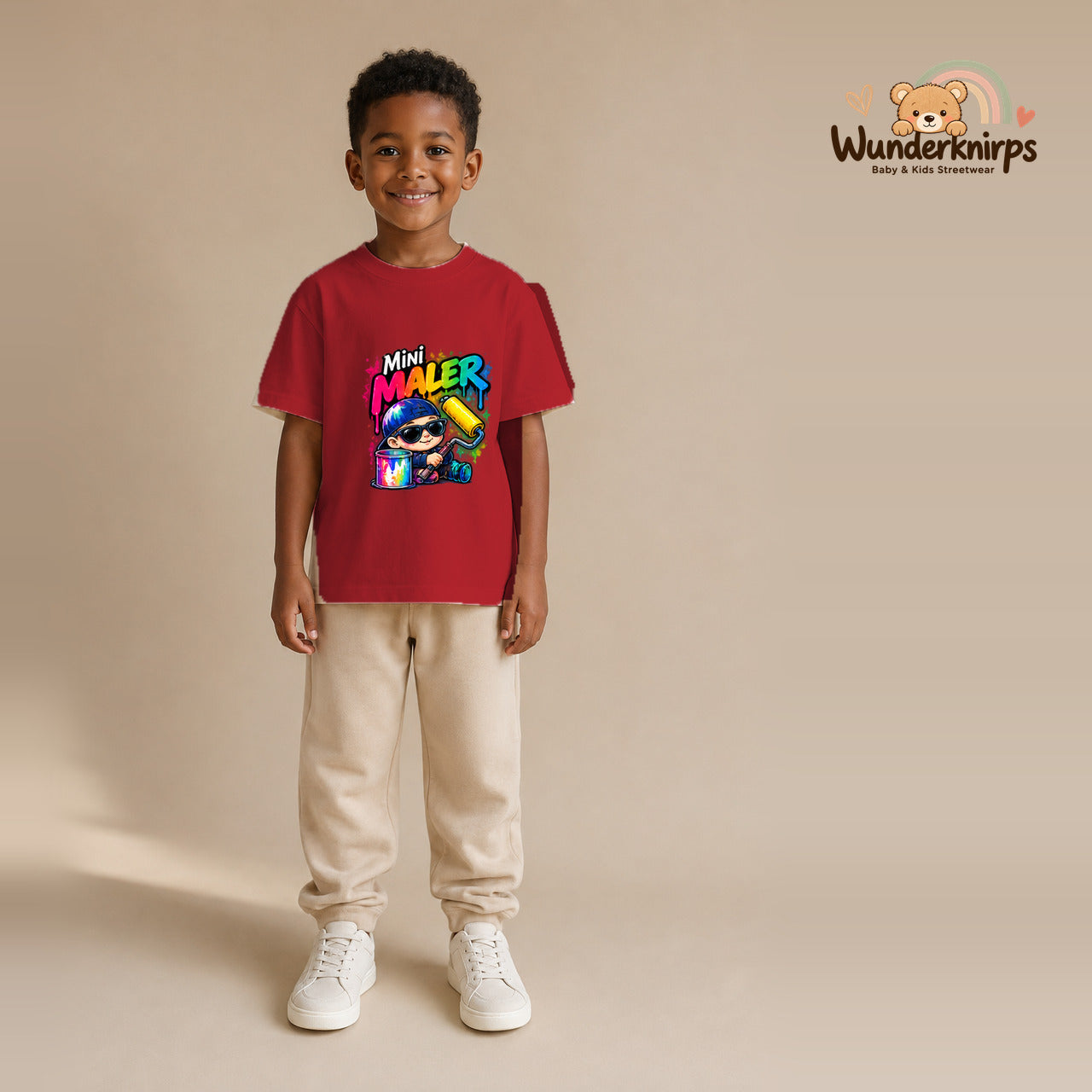 T-Shirt für Jungen in Rot mit Motiv „Mini Maler“, getragen von einem Kind – Wunderknirps.