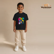 T-Shirt für Jungen in Schwarz mit Motiv „Mini Maler“, getragen von einem Kind – Wunderknirps.