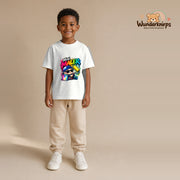 T-Shirt für Jungen in Weiß mit Motiv „Mini Maler“, getragen von einem Kind – Wunderknirps.