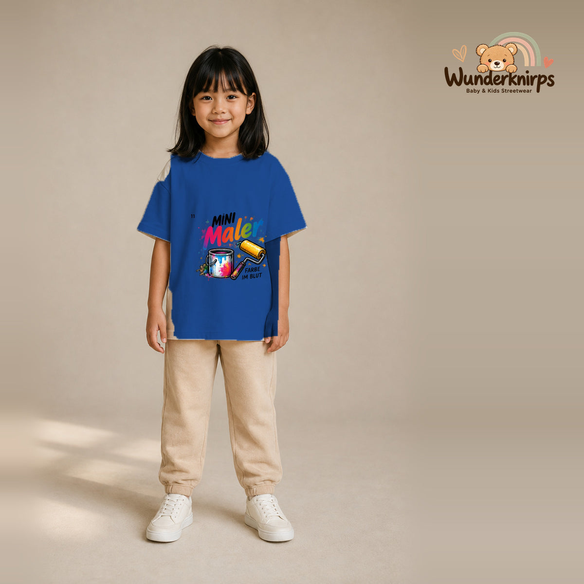 T-Shirt für Mädchen in Blau mit Motiv „Mini Maler“, getragen von einem Kind – Wunderknirps.