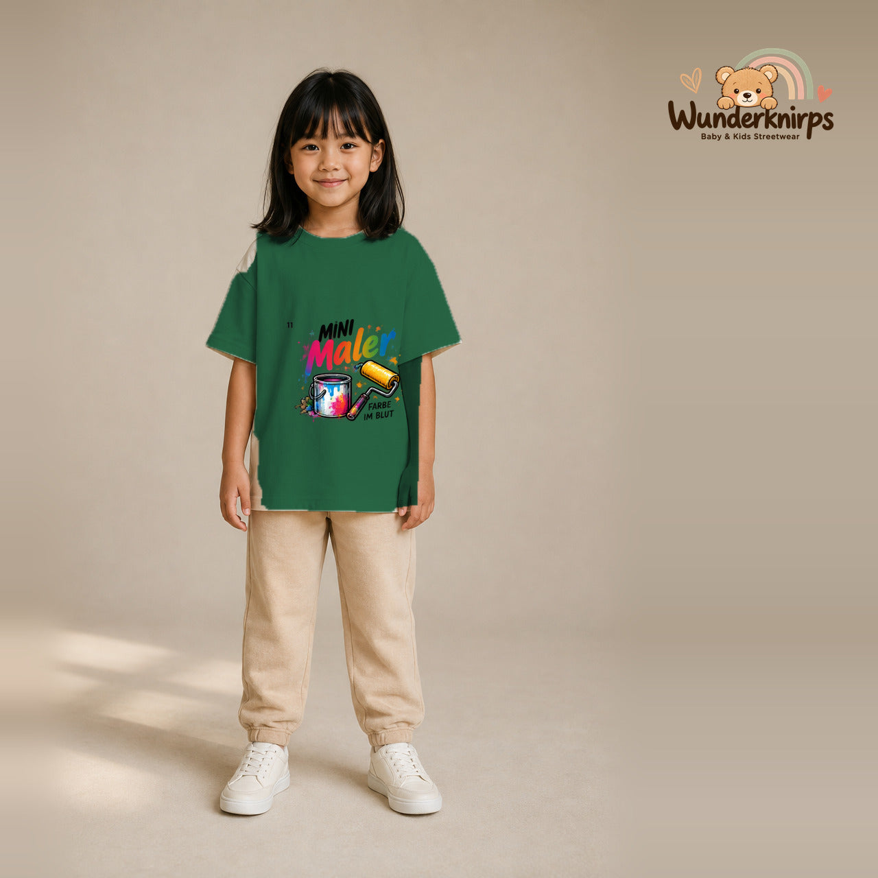 T-Shirt für Mädchen in Grün mit Motiv „Mini Maler“, getragen von einem Kind – Wunderknirps.