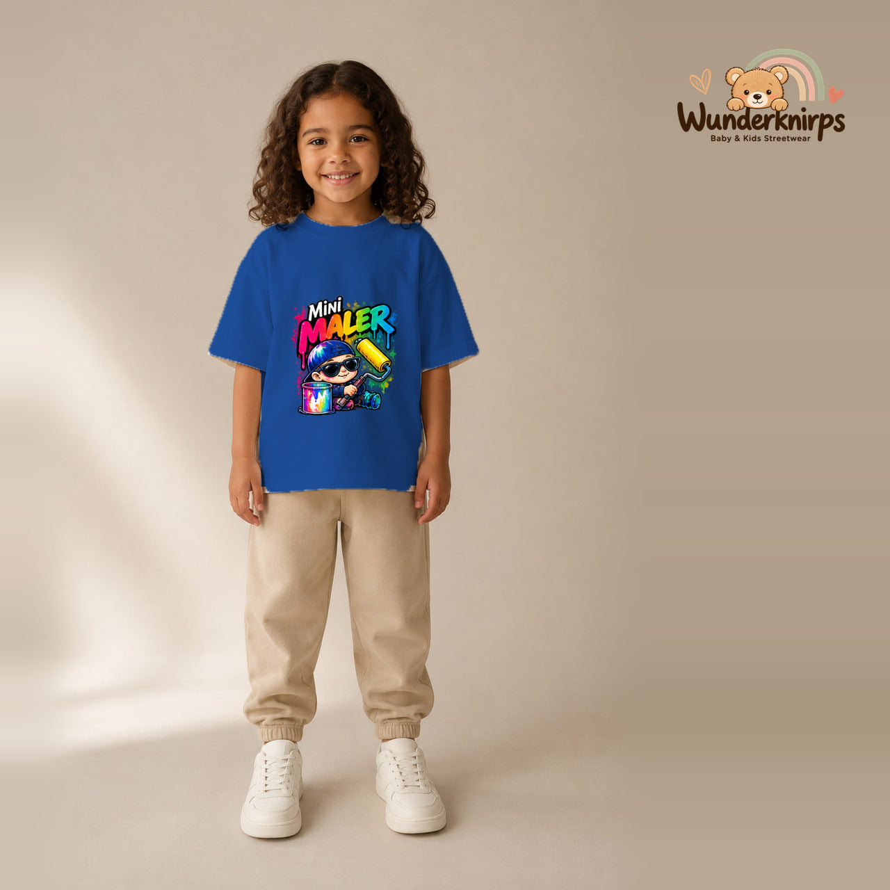 T-Shirt für Mädchen in Blau mit Motiv „Mini Maler“, getragen von einem Kind – Wunderknirps.