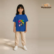 T-Shirt für Mädchen in Blau mit Motiv „Mini Maler“, getragen von einem Kind – Wunderknirps.