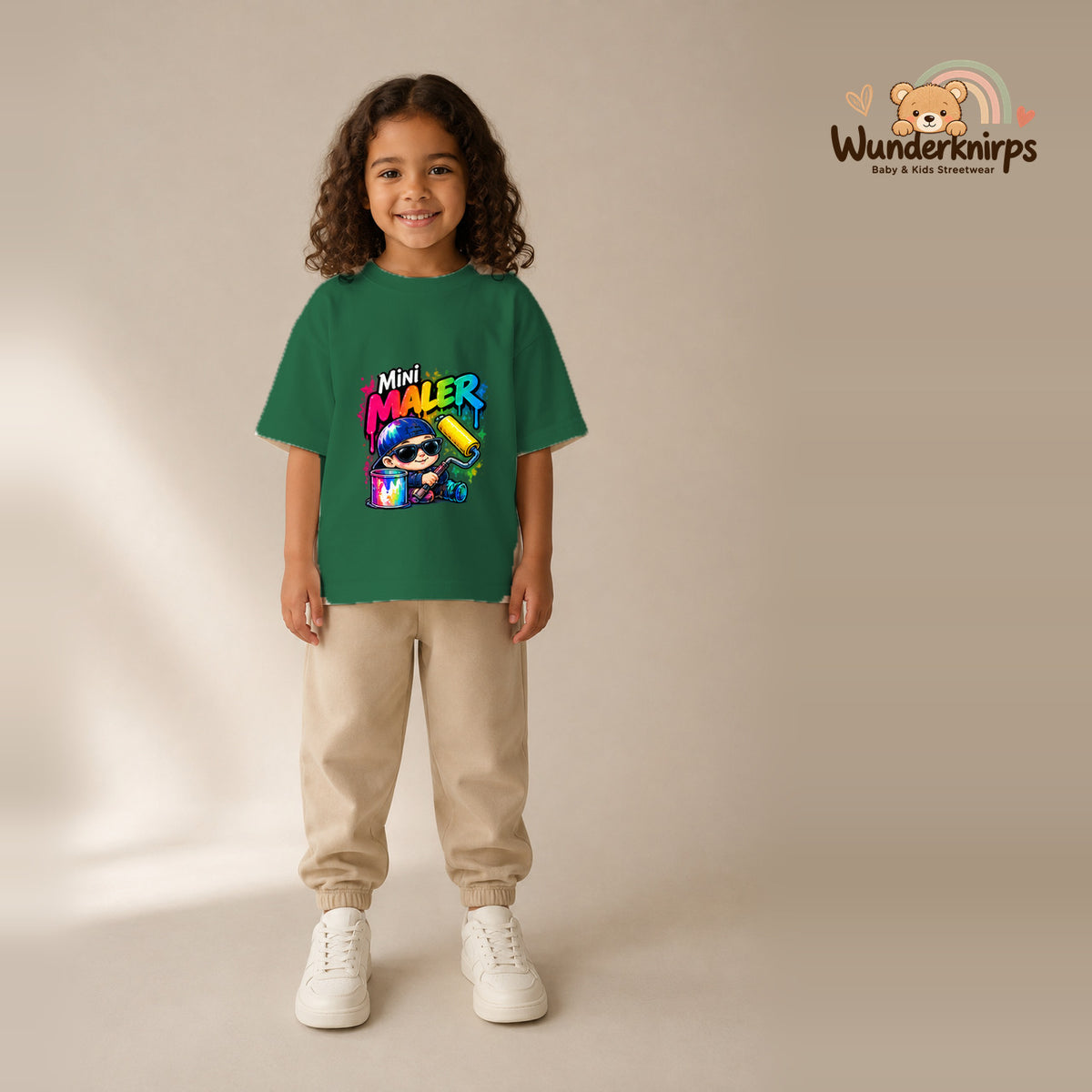 T-Shirt für Mädchen in Grün mit Motiv „Mini Maler“, getragen von einem Kind – Wunderknirps.