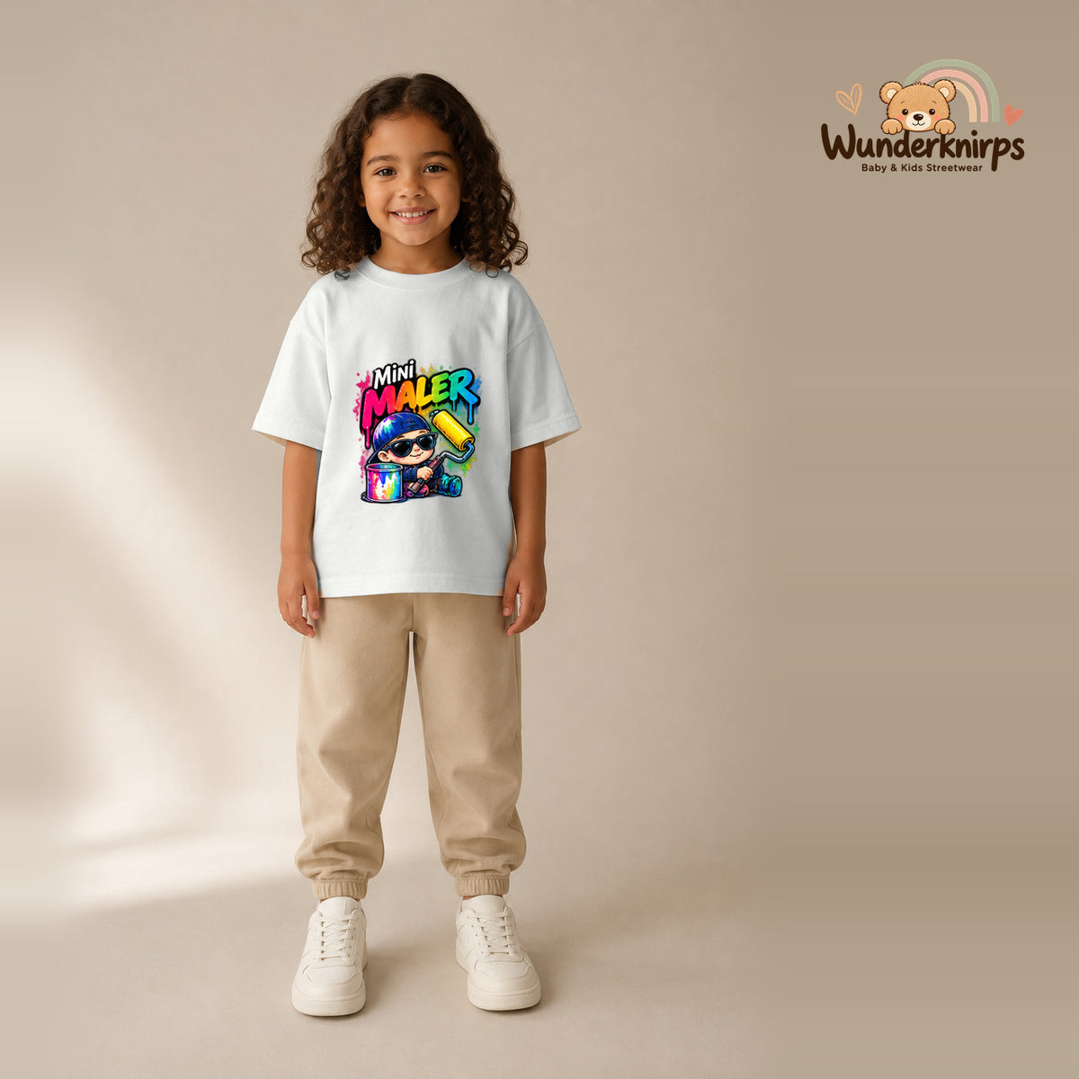 T-Shirt für Mädchen in Weiß mit Motiv „Mini Maler“, getragen von einem Kind – Wunderknirps.
