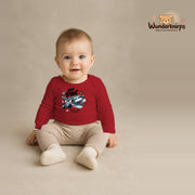 Babybody für Jungen in Rot mit Motiv „Mini Pilot“, getragen von einem Kind – Wunderknirps.