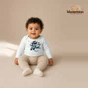 Babybody für Jungen in Weiß mit Motiv „Mini Pilot“, getragen von einem Kind – Wunderknirps.