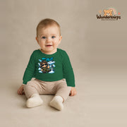 Babybody für Jungen in Grün mit Motiv „Mini Pilot“, getragen von einem Kind – Wunderknirps.