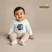 Babybody für Mädchen in Weiß mit Motiv „Mini Pilot“, getragen von einem Kind – Wunderknirps.