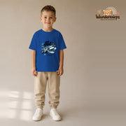 T-Shirt für Jungen in Blau mit Motiv „Mini Pilot“, getragen von einem Kind – Wunderknirps.
