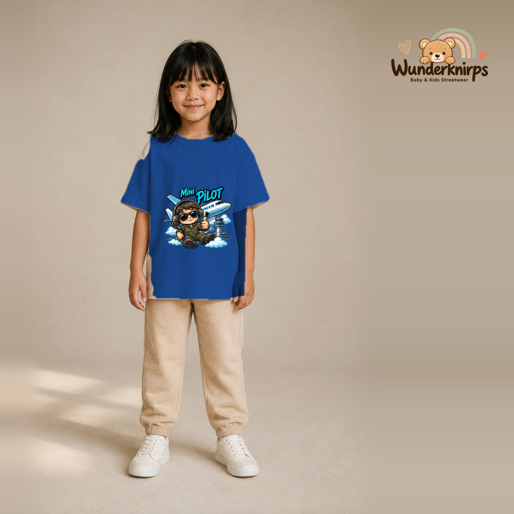 T-Shirt für Mädchen in Blau mit Motiv „Mini Pilot“, getragen von einem Kind – Wunderknirps.