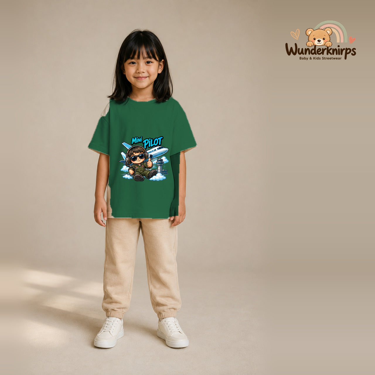T-Shirt für Mädchen in Grün mit Motiv „Mini Pilot“, getragen von einem Kind – Wunderknirps.