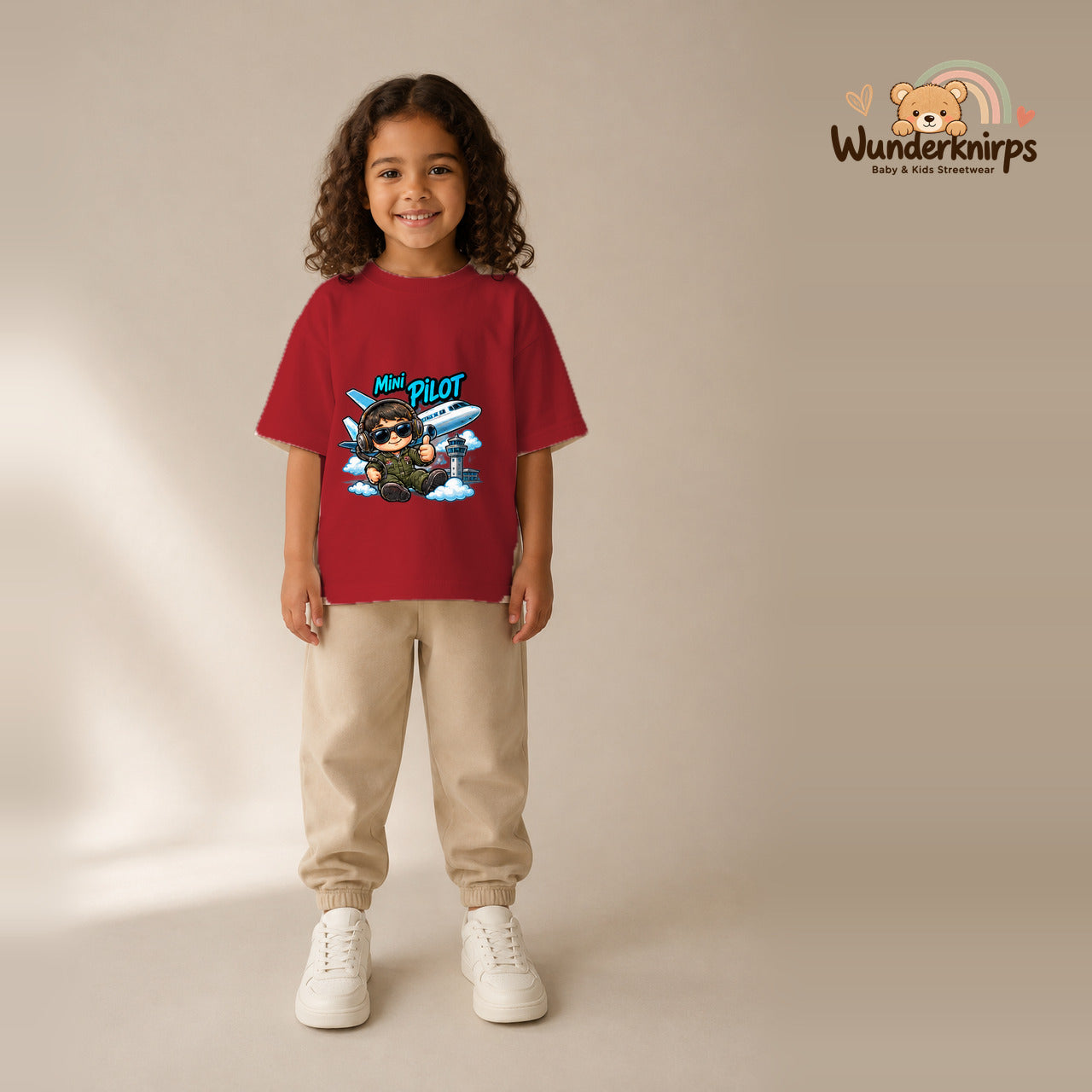 T-Shirt für Mädchen in Rot mit Motiv „Mini Pilot“, getragen von einem Kind – Wunderknirps.
