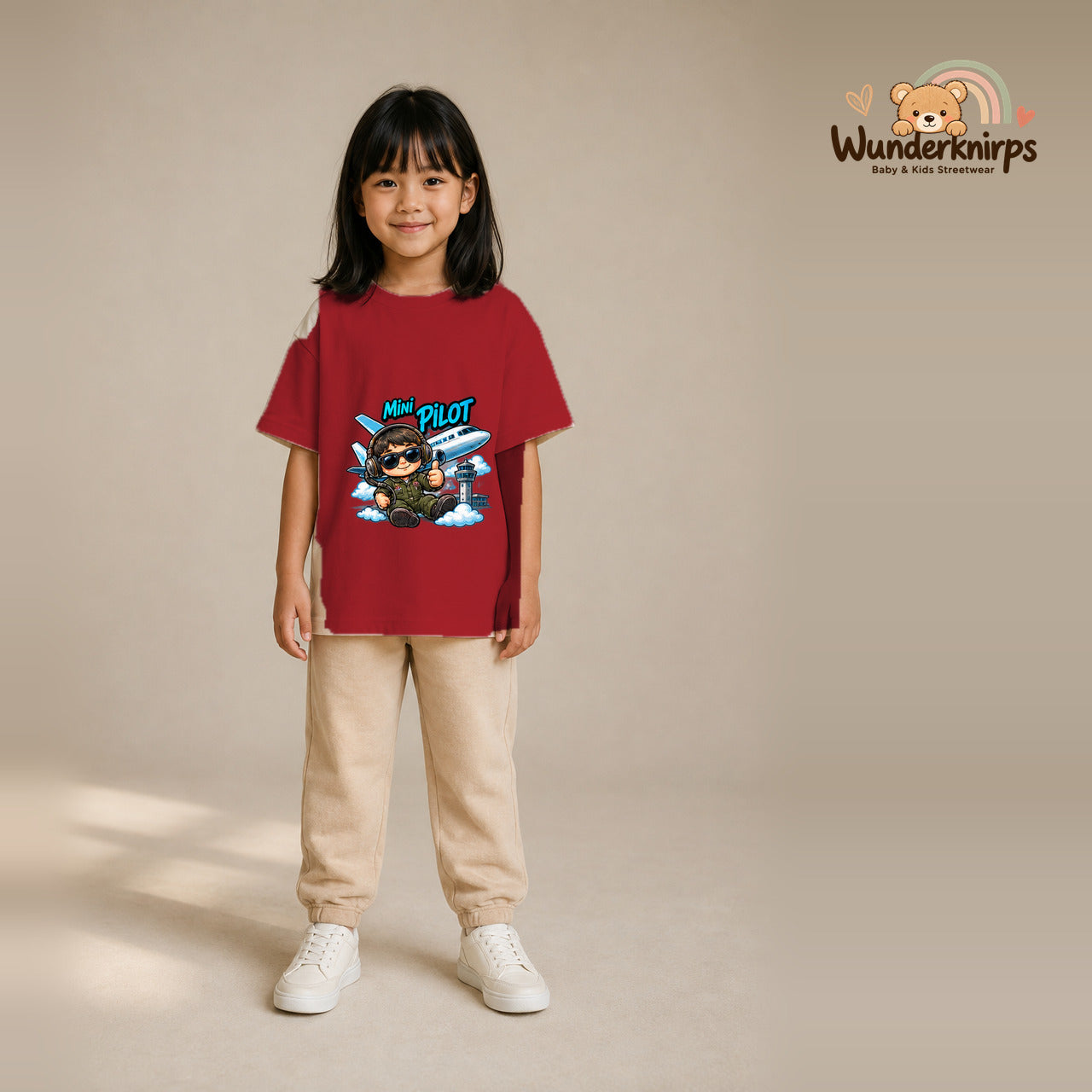 T-Shirt für Mädchen in Rot mit Motiv „Mini Pilot“, getragen von einem Kind – Wunderknirps.