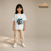 T-Shirt für Mädchen in Weiß mit Motiv „Mini Pilot“, getragen von einem Kind – Wunderknirps.
