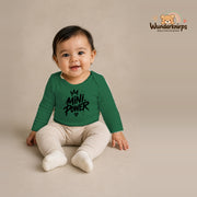 Babybody für Mädchen in Grün mit Motiv „Mini Power“, getragen von einem Kind – Wunderknirps.