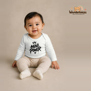 Babybody für Mädchen in Weiß mit Motiv „Mini Power“, getragen von einem Kind – Wunderknirps.
