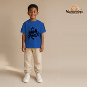 T-Shirt für Jungen in Blau mit Motiv „Mini Power“, getragen von einem Kind – Wunderknirps.
