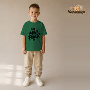 T-Shirt für Jungen in Grün mit Motiv „Mini Power“, getragen von einem Kind – Wunderknirps.