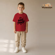 T-Shirt für Jungen in Rot mit Motiv „Mini Power“, getragen von einem Kind – Wunderknirps.