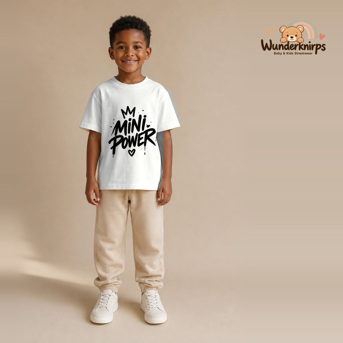 T-Shirt für Jungen in Weiß mit Motiv „Mini Power“, getragen von einem Kind – Wunderknirps.