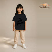 T-Shirt für Mädchen in Schwarz mit Motiv „Mini Power“, getragen von einem Kind – Wunderknirps.