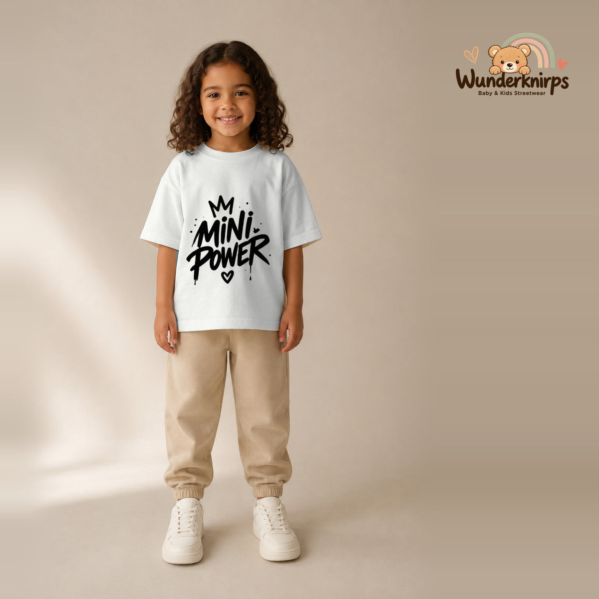 T-Shirt für Mädchen in Weiß mit Motiv „Mini Power“, getragen von einem Kind – Wunderknirps.
