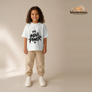 T-Shirt für Mädchen in Weiß mit Motiv „Mini Power“, getragen von einem Kind – Wunderknirps.