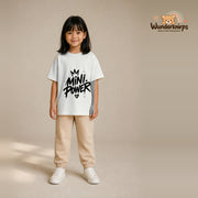T-Shirt für Mädchen in Weiß mit Motiv „Mini Power“, getragen von einem Kind – Wunderknirps.