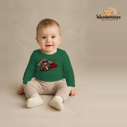 Babybody für Jungen in Grün mit Motiv „Mini Racer“, getragen von einem Kind – Wunderknirps.