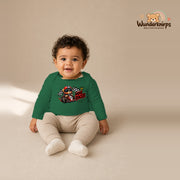 Babybody für Jungen in Grün mit Motiv „Mini Racer“, getragen von einem Kind – Wunderknirps.