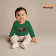Babybody für Mädchen in Grün mit Motiv „Mini Racer“, getragen von einem Kind – Wunderknirps.