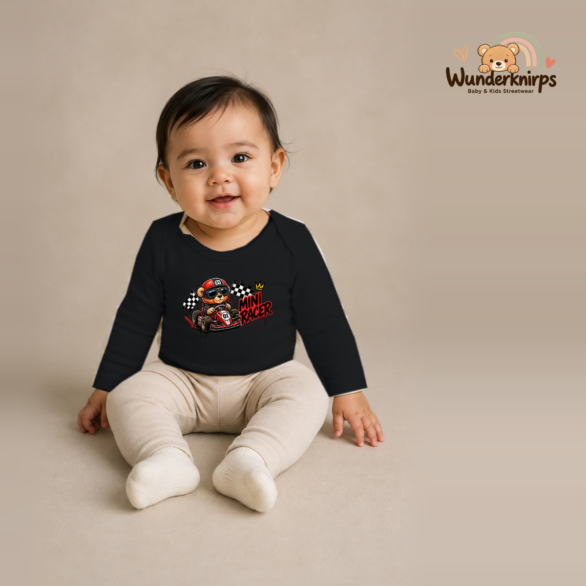 Babybody für Mädchen in Schwarz mit Motiv „Mini Racer“, getragen von einem Kind – Wunderknirps.