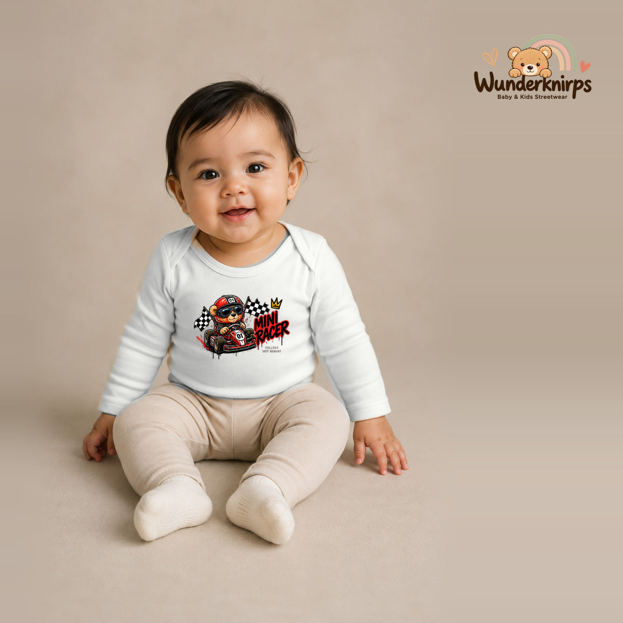 Babybody für Mädchen in Weiß mit Motiv „Mini Racer“, getragen von einem Kind – Wunderknirps.