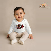 Babybody für Mädchen in Weiß mit Motiv „Mini Racer“, getragen von einem Kind – Wunderknirps.