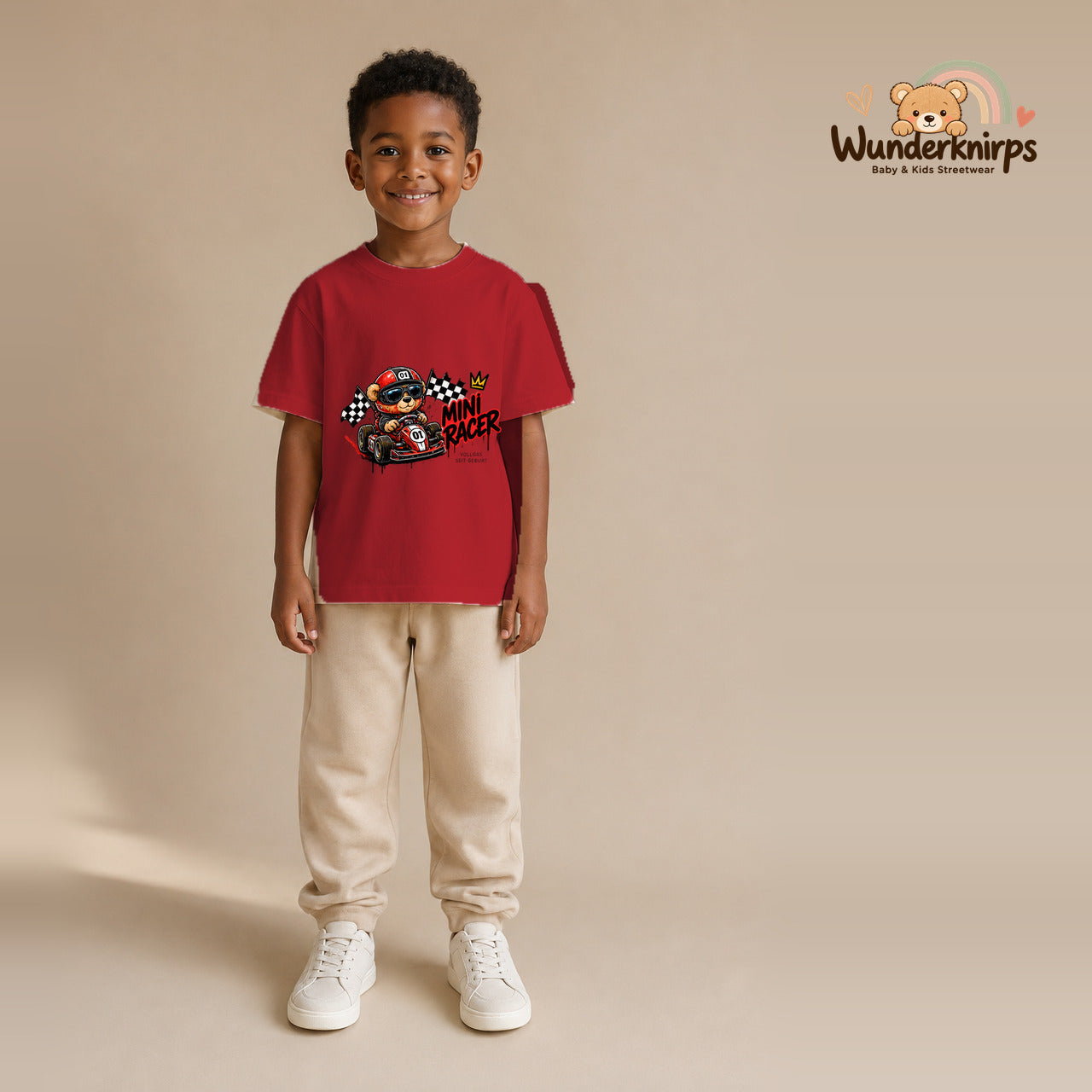 T-Shirt für Jungen in Rot mit Motiv „Mini Racer“, getragen von einem Kind – Wunderknirps.