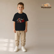 T-Shirt für Jungen in Schwarz mit Motiv „Mini Racer“, getragen von einem Kind – Wunderknirps.