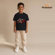 T-Shirt für Jungen in Schwarz mit Motiv „Mini Racer“, getragen von einem Kind – Wunderknirps.