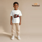 T-Shirt für Jungen in Weiß mit Motiv „Mini Racer“, getragen von einem Kind – Wunderknirps.