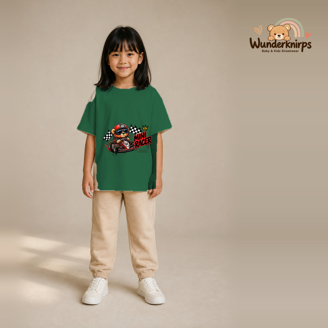 T-Shirt für Mädchen in Grün mit Motiv „Mini Racer“, getragen von einem Kind – Wunderknirps.