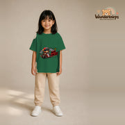 T-Shirt für Mädchen in Grün mit Motiv „Mini Racer“, getragen von einem Kind – Wunderknirps.