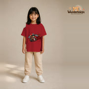T-Shirt für Mädchen in Rot mit Motiv „Mini Racer“, getragen von einem Kind – Wunderknirps.