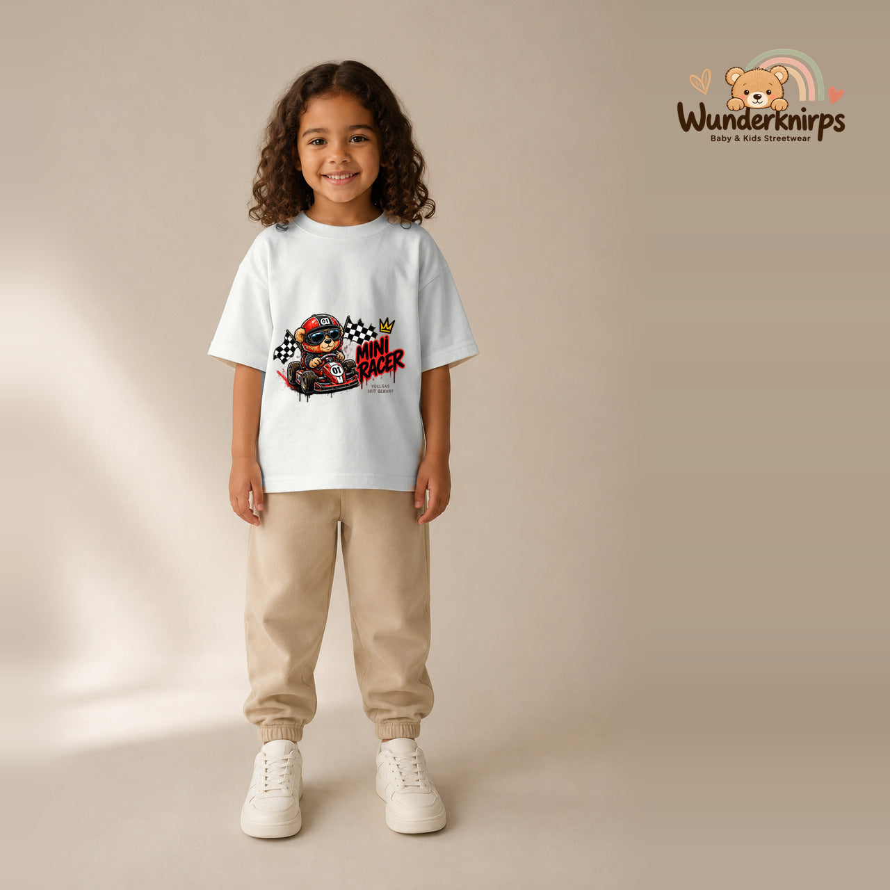 T-Shirt für Mädchen in Weiß mit Motiv „Mini Racer“, getragen von einem Kind – Wunderknirps.