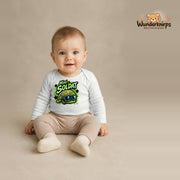 Babybody für Jungen in Weiß mit Motiv „Mini Soldat“, getragen von einem Kind – Wunderknirps.